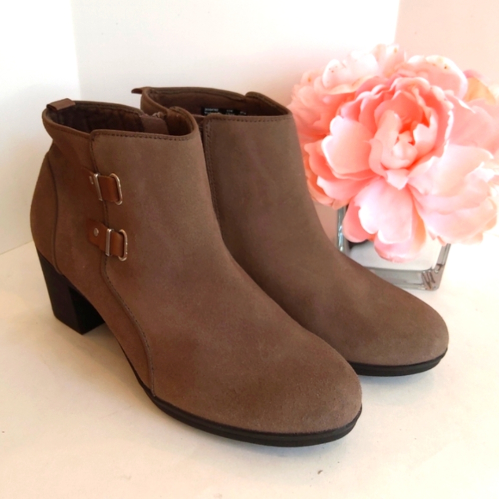 Clark's  gray  beige Taupe suede ankle boots Wide